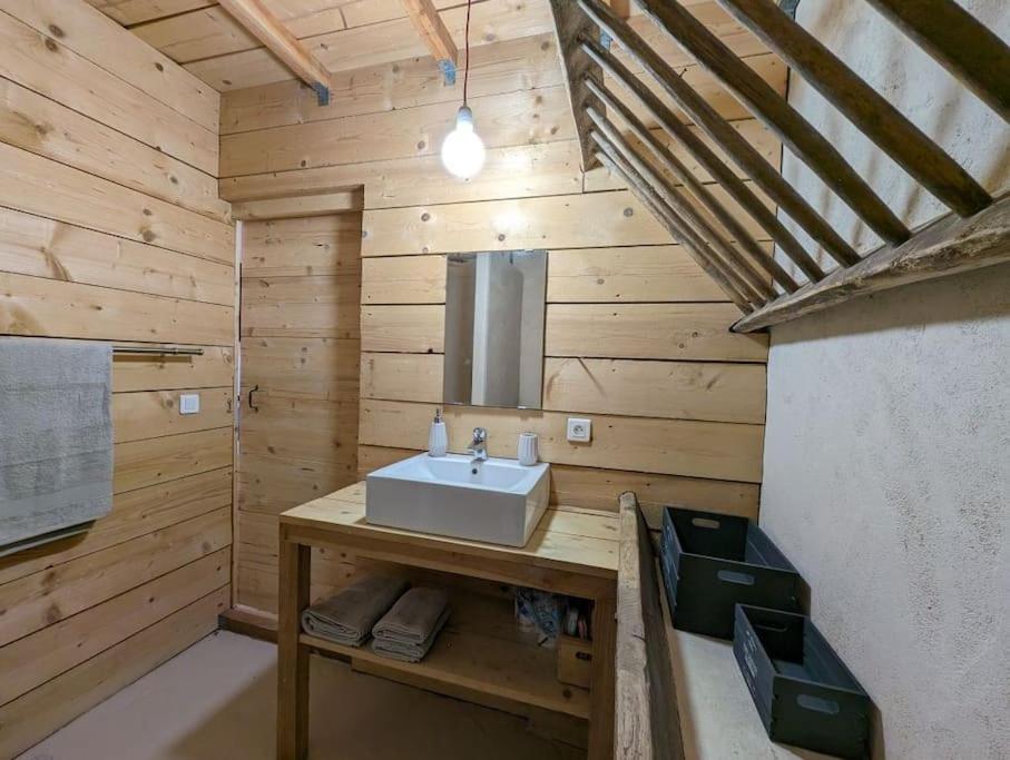 Logement - Studio Independant A Pérouges Eksteriør billede
