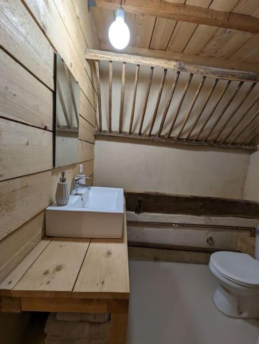 Logement - Studio Independant A Pérouges Eksteriør billede